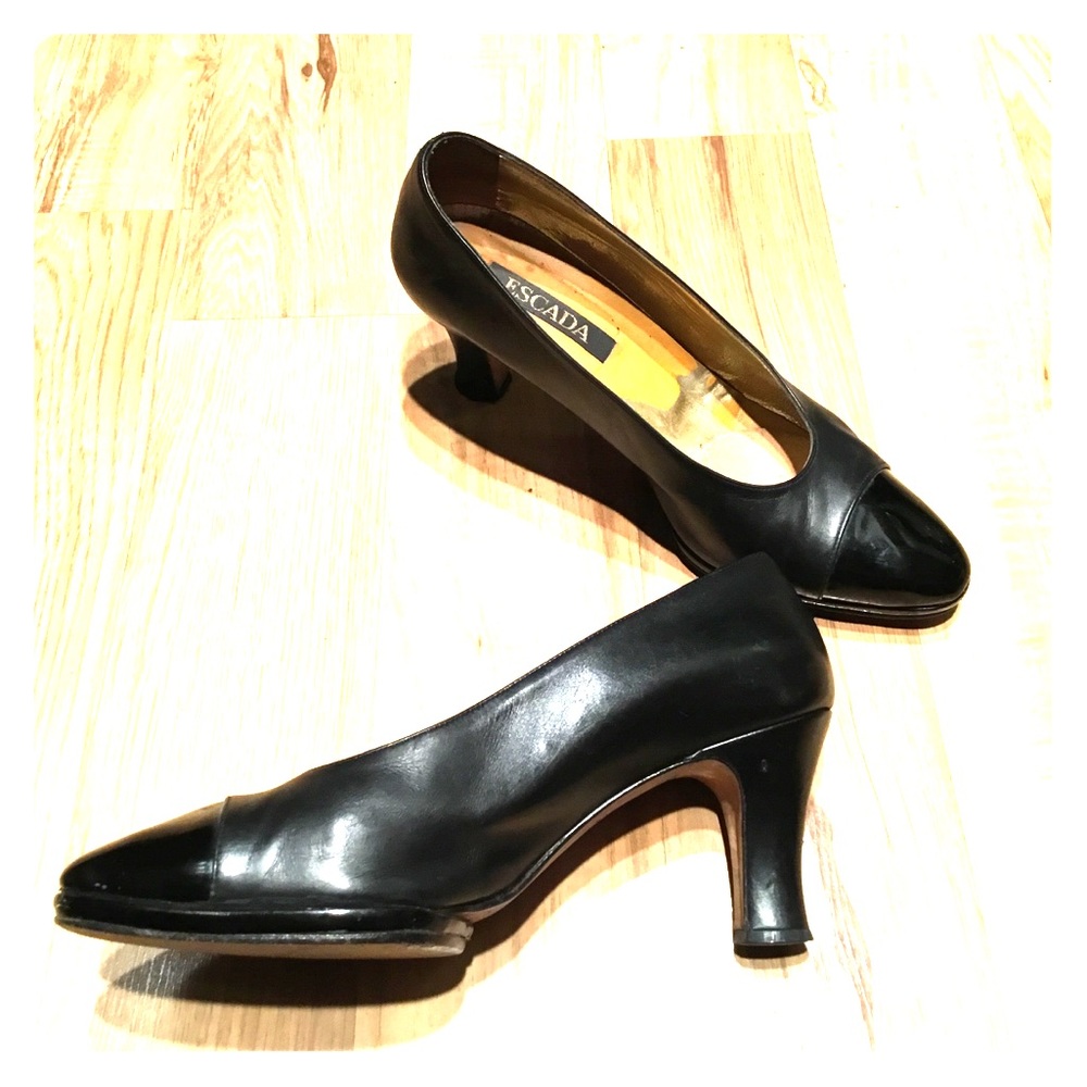 Escada closed toe kitten heel *offers welcome*
